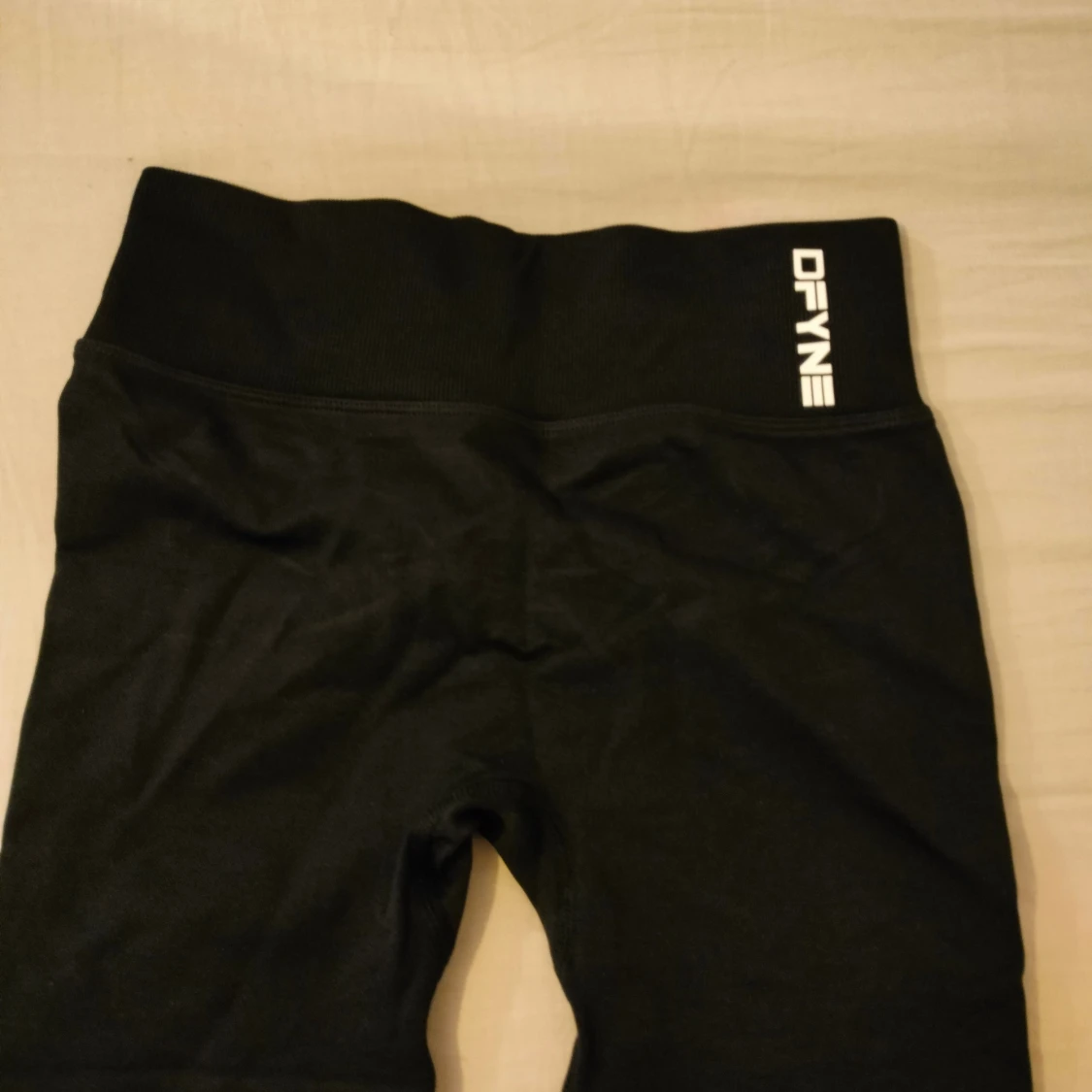 Svarta träningsshorts från DFYNE - 2