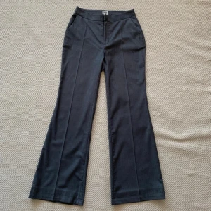 Grå kostymbyxor med bootcut från Twist - Snygga grå kostymbyxor från Twist med bootcut och pressveck. Byxorna har fickor fram, dold dragkedja och hyska i midjan. Säljer de efter som de inte passar, köptes från Vinted. Hör gärna av dig vid frågor eller funderingar💕