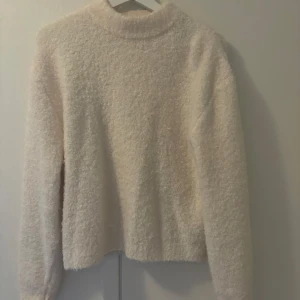 Stickad tröja - Supermjuk och fluffig ljusbeige tröja från Kappahl i storlek M. Tröjan är mjuk och sticks inte, den är även väldigt varm så du fryser inte i den💞💞