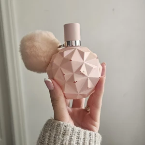 Ariana Grande Sweet Like Candy parfym - Säljer en Ariana Grande Sweet Like Candy parfym,  ursprungligen 100 ml och det är svårt att säga hur mycket som är kvar men minst hälften skulle jag säga. Flaskan är sliten men parfymen är fin!