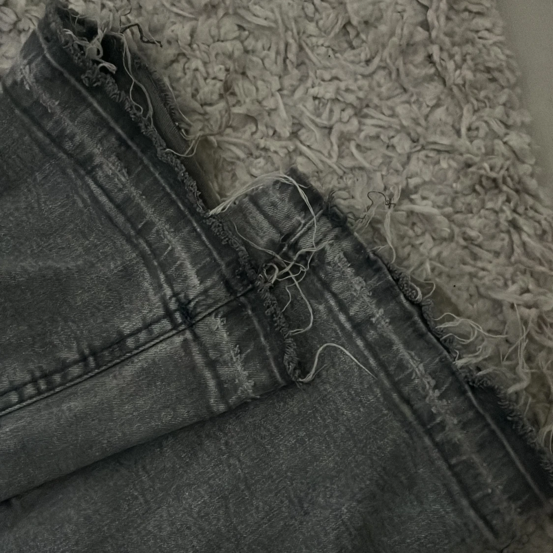 Grå bootcut jeans från ginatricot - 2