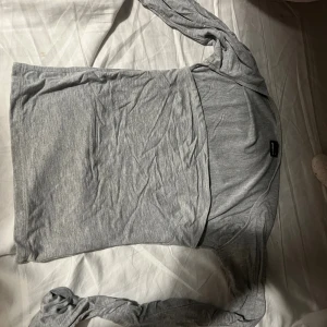 Grå kortklänning från Gina Tricot XS - Giba tricot sättet färgen grå från Gina Tricot i mjukt bomullsmaterial.toppen har lång ärm och en rak passform som sitter bekvämt. Perfekt för dig som gillar minimalistisk och clean stil. Har bara använt några gånger vill sälja för det är inte min stil längre. Jag köpte sättet för 600 kr och säljer för 250.