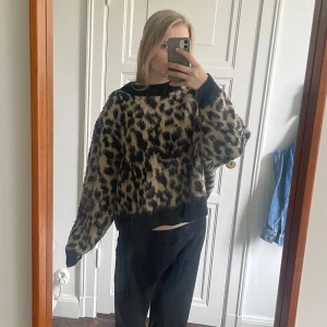 Stickad tröja i leopardmönster  - Säljer min stickade tröja ifrån & Other stories. Tröjan är i väldigt bra skick och har använts få gånger. Om nån önskar fler bilder så hör av er! Jag är alltid flexibel med priser så tveka inte på att lägga prisförslag.❤️