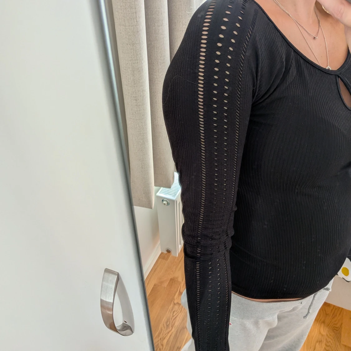 Svart ribbad långärmad topp - 1