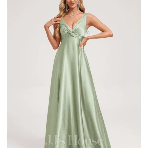 Ljusgrön långklänning i satin - Supersnygg ljusgrön långklänning från JJ's House i glansigt satinmaterial. Klänningen har v-ringning, twistad detalj vid bysten och breda axelband. Perfekt för bal eller student. Fråga om ni vill veta mått!