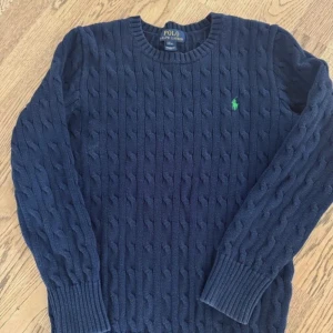 Stickad Ralph lauren tröja - Stickad Ralph lauren tröja i bra skick! Står XL på den men passar S/M. Perfekt för vintern och billig