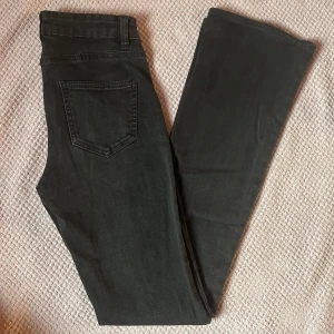 Svarta bootcut jeans - Svarta och stretchiga bootcut jeans i storlek XS. Mycket bra skick och har inte använts särskillt mycket.