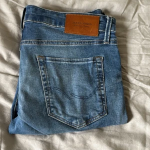 Blå slim jeans från Jack & Jones - Hej säljer ett par Jack & Jones jeans i modellen Slim/Glenn. Använda 1-2 gånger, skriv om ni har några frågor. 