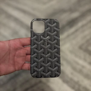 Mobil skal - Helt ny och oanvänd med inga skador. Passar iPhone 12/12 PRO