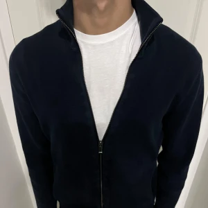 Massimo dutti full zip - Snygg Massimo dutti zip i mycket go skick! Bra investering till hösten! Vid minsta fundering hör av er✔️