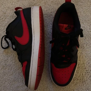 Nike skor - Svart/röda Nike skor, säljer då dom inte kommer till användning