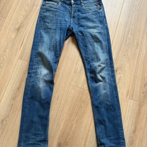 Replay jeans 31/34 - Säljer ett par klassiska Levi's 511 jeans i blå denim med snyggt slitna detaljer. Modellen har smal passform och normal midja, perfekt för dig som gillar en modern look. Jeansen har fem fickor och dragkedjegylf.