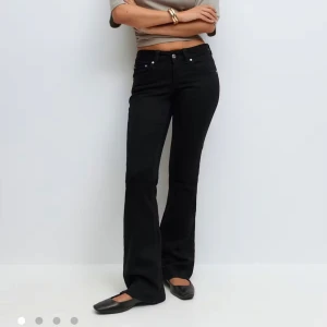 Y2k low bootcut jeans  - Svarta low bootcut jeans från ginatricot. Säljer för att storleken passar inte. Använda få gånger i bra skick 