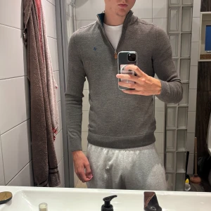 merinoulltröja från Morris - (OBS!! Finns samma men i svart på min sida!!)Säljer en stilren typ brun långärmad tröja från Morris i 100% merinoull. Tröjan har half zip med snygg dragkedjedetalj och liten broderad logga på bröstet. Perfekt för dig som gillar klassisk och clean stil. As grisch. Perfekt till hösten då det är 100% merinoull! Aldrig använda