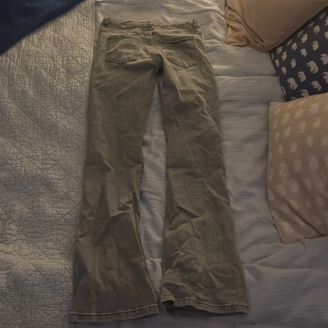 Grå bootcut byxor i bomull - 1