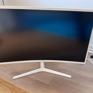Samsung c32jg51fdu, en 32-tums böjd full hd-spelskärm - Samsung c32jg51fdu, en 32-tums böjd full hd-spelskärm. Gaming skärm liten spricka på skärm ramen men påverkar inte funktionen.
