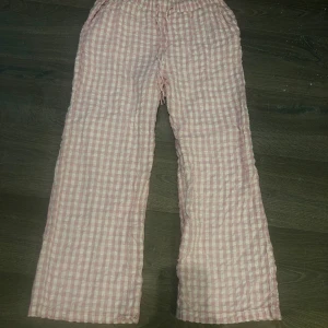 Rosa och vita rutiga linnebyxor - Helt nya rosa fina pyjamasbyxor från Lindex i str S, säljer pga dom ej kommer till användning!💕 Nytt pris 399 mitt pris 200💕