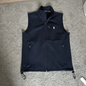 Ralph Lauren Väst - Säljer en knappt använd Ralph Lauren Väst. För liten för mig så har ingen användning för den, men riktigt snygg o skön perfekt inför höst-våren. Självklart äkta, som ni ser på sista bilden. Kan gå ner lite vid snabb affär.
