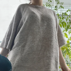 Beige stickad oversized tröja - Mysig beige stickad tröja med loose passform med trekvartärmar💓❤️