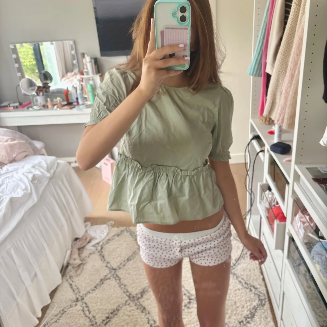 Ljusgrön blus med volang - 2