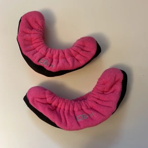 Mjuka skenskydd/Soakers - Mjuka skenskydd med förstärkning/Soakers som absorberar fukt efter skridskoåkning och förebygger rost. Utmärkta för konståkning och skyddar både skenor och väska! Endast använda en gång dvs mycket bra skick och säljer endast av skäl att dom inte passade mina skridskor. På stället där jag köpte dom (Norrköpings Skateshop) står det att dom passar alla skridskostorlekar, vilket dom inte riktigt gör. Skulle säga att dom passar lite mindre skridskor. Köpta för 200kr men jag säljer för endast 100kr.