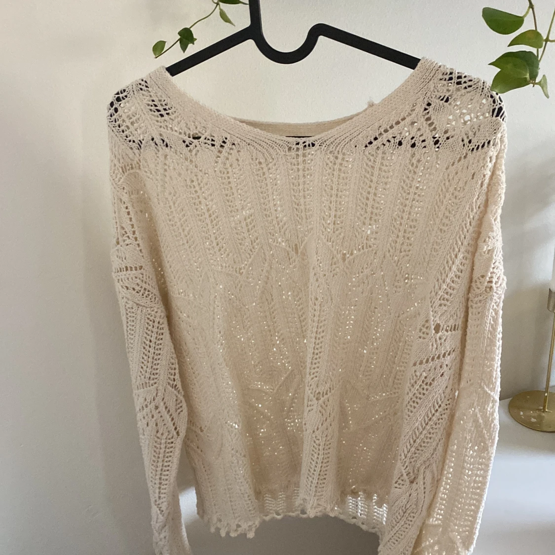 Beige stickad tröja med spetsdetaljer - 1