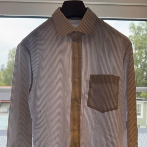 Skjorta från barons - Säljer den här stillrena skjortan från barons i storlek M, nypriss 1400kr, priset är inte fast utan går att diskutera!