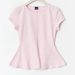 Ljusrosa peplum topp från Gina Tricot - Supersöt ljusrosa peplum topp från Gina Tricot med rund hals och korta ärmar. Toppen har en figurnära passform upptill och en volang nedtill som ger en snygg siluett. Perfekt att styla med jeans eller kjol för en fräsch look. Aldrig använd 🩷 pris kan diskuteras vid snabbt köp 💐Har en likadan i svart i storlek S, köp båda för 350kr🩷