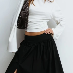 Vit croppad långärmad topp Gina Tricot - (Nypris 300kr) Säljer en vit croppad långärmad topp från Gina Tricot. Endast använd 3 gånger, kommer ej till användning 💗