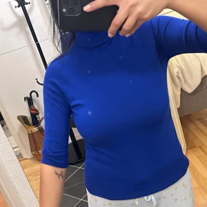 Kornblå polotröja med trekvartsärm - Polotröja i storlek S, ser ljusare ut på bilden men är lite mörkare, endast använd 1 gång