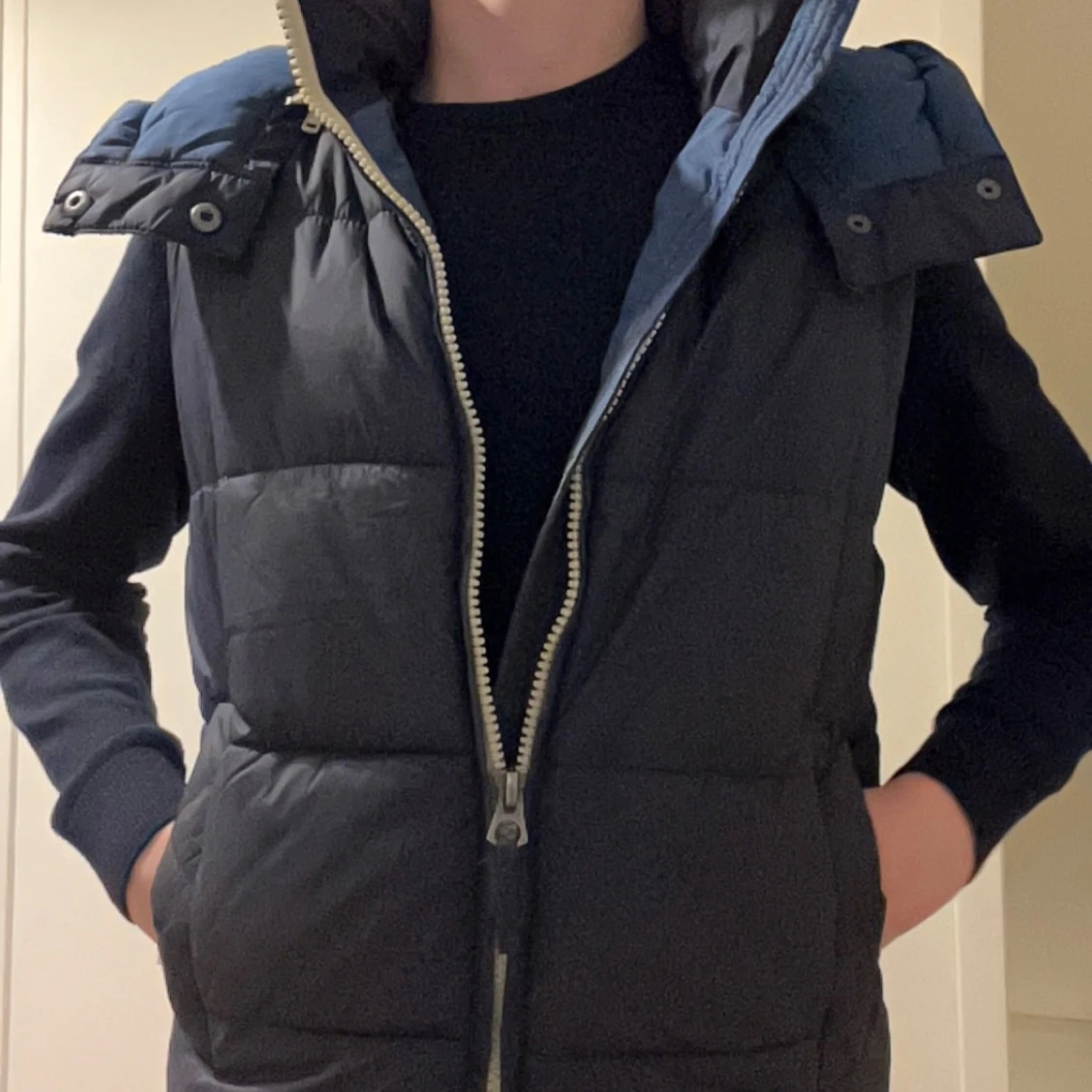 Mörkblå Puffer vest med luva - 1