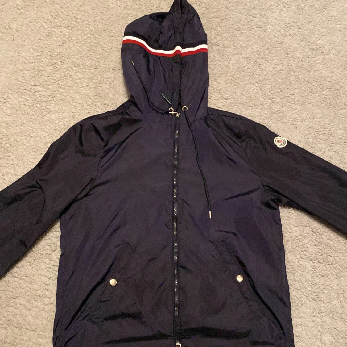 Mörkblå vindjacka från Moncler med huva