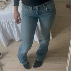 Blå bootcut jeans från Zara - Säljer dessa ljusblå low waist jeansen från Zara då de ej kommer till användning🤩