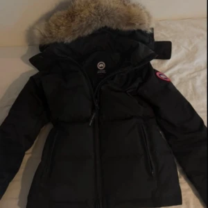 Canada Goose jacka dam  - Använd endast 1 gång Säljes Pga för liten Storlek M
