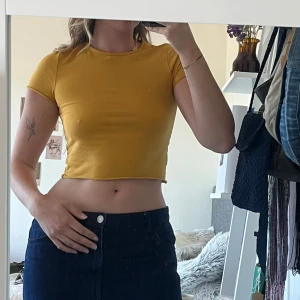 Gul croppad t-shirt - Supersöt croppad t-shirt/topp i bekvämt material. 