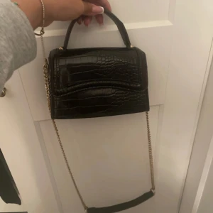Svart handväska med kedja - Säljer då jag inte använder den, den är i bra skick.
