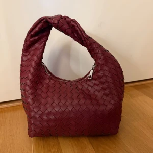 väska - superfin o liten väska från gina som rymmer mycket saker. använd 2 ggr, perfekt färg till hösten 