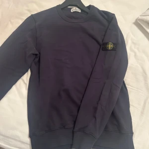 Mörkblå Stone Island sweatshirt - Säljer en mörkblå sweatshirt från Stone Island stl 170. Knappt använd endast ett fåtal gånger, köpt på NK