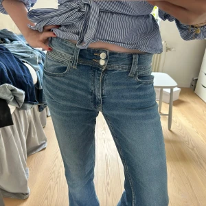Blå bootcut jeans från Replay - Snygga blå jeans från Gina Tricot med låg midja och bootcut passform och klassiska bakfickor med broderad logga. Är i storlek 164 men passar som S skulle jag säga🩷Använda fåtal gånger! Priset är diskuterbart. Skicka PM för fler bilder eller mått!💕