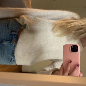 Vit stickad tröja från Lindex - Mysig vit stickad tröja från Lindex !! Är i storlek xs men passar xs- m då den äri stretchigt material. Pris kan diskuteras 🤍🤍