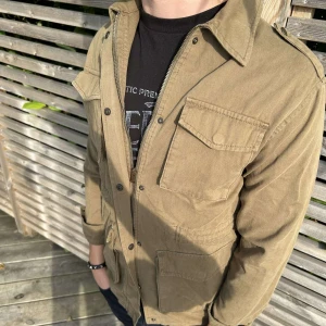 Field jacket  - Säljer denna stilrena Field jacket perfekt inför hösten🍁modellen på bilden är ca 180 cm  lång och väger 70 kg. Tveka inte på att kontakta mig vid minsta fundering🙌