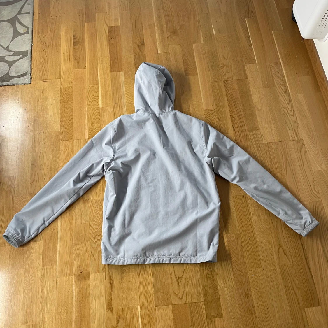 Ljusgrå vindjacka från Under Armour - 1