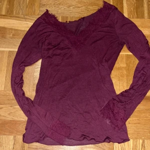 Vinröd långärmad tröja från Intimissimi - Vin röd tröja från intimissimi, pris kan diskuteras 