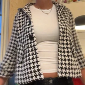 huntandsmönstrad trekvartsärmad kappa - snygg trekvartsärmad kappa perfekt för hösten!! ❤️ står inget märke eller storlek i den och köptes secondhand, så skulle tro att den kan ha varit barnstolen. Sitter okej på mig som vanligtvis har xs men skulle passa en xxs bättre!❤️ har en reva på insidan, spelar ingen roll då det inte syns när man har den på sig eller den hänger på galge och inte gör något för funktionen ❤️