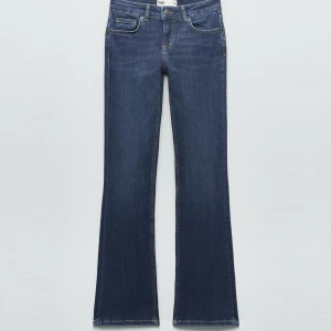 Blå bootcut low waisted jeans från Zara - Snygga mörkblå jeans från Zara med klassisk bootcut-passform. Jeansen har fem fickor, normal midja och är tillverkade i ett mjukt denimtyg med lite stretch för extra komfort. Perfekta för en avslappnad och trendig look.