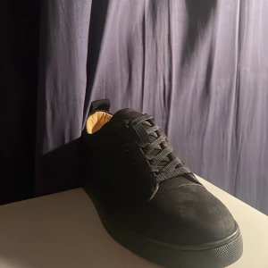 Svarta Loubs! - Skriv ett relativt PRIS!!  Fick de i present men de var lite för små fär mig, har ganska bred fot och det kan vara darför! Helt nytt skick väldigt snygg färg som matchar till allt!