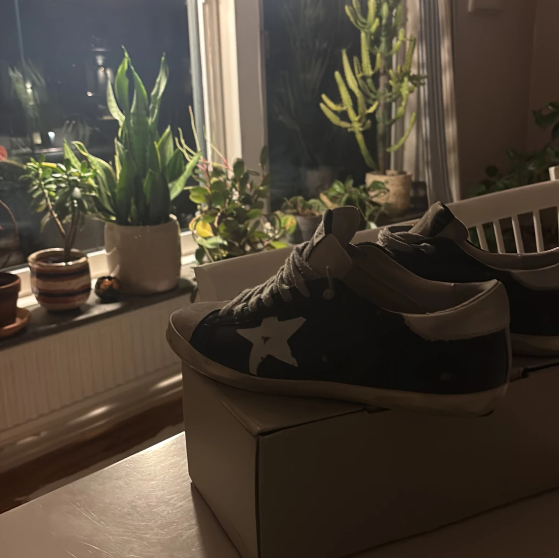 Blå och vita sneakers med stjärna