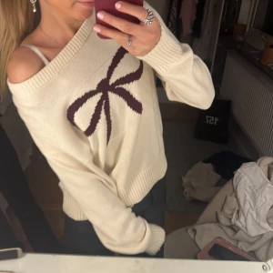  stickad tröja med rosett - Superfin stickad tröja i ljusbeige med stor vinröd rosett framtill. Tröjan har lång ärm och bred ribbad kant vid halsringningen, vilket ger en avslappnad och trendig look. Perfekt för dig som gillar söta detaljer och vill sticka ut. Från Gina young i storlek 146/152 men mot svarar xs💞Superfin till hösten 