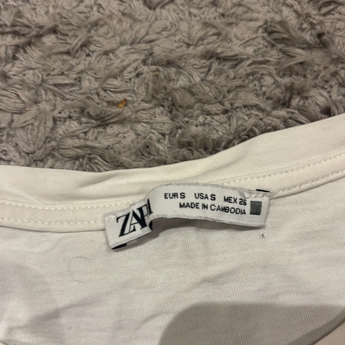 Vit t shirt med spetsärm från Zara - 2