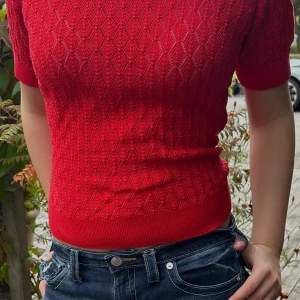 Röd spetstopp - Jättefin röd topp i bomullstyg 🍁Om man vill att den ska vara lite mer genomskinlig kan man ha en annan färg på bh:n 💞Så så fin ny till hösten! 😍